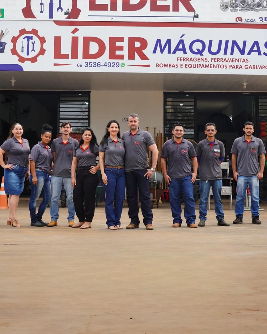Equipe da Líder Máquinas e Ferramentas em frente à loja em Ariquemes-RO